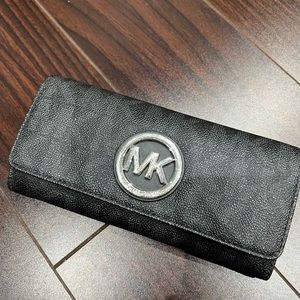 Michael Kors trifold logo wallet charcoal/silver emblem